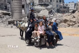 Người dân Palestine rời bỏ nhà cửa tránh xung đột tại Gaza. (Ảnh: THX/TTXVN)