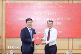 Ông Lê Minh Hưng, Ủy viên Bộ Chính trị, Bí thư Trung ương Đảng, Trưởng Ban Tổ chức Trung ương, trao Quyết định của Ban Bí thư cho ông Nguyễn Thanh Bình. (Ảnh: Phương Hoa/TTXVN)