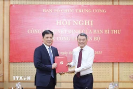 Ông Lê Minh Hưng, Ủy viên Bộ Chính trị, Bí thư Trung ương Đảng, Trưởng Ban Tổ chức Trung ương, trao Quyết định của Ban Bí thư cho ông Nguyễn Thanh Bình. (Ảnh: Phương Hoa/TTXVN)