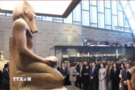 Chủ tịch nước Lương Cường và Phu nhân cùng các đại biểu tham quan Đại Bảo tàng Ai Cập. (Ảnh: Lâm Khánh/TTXVN)
