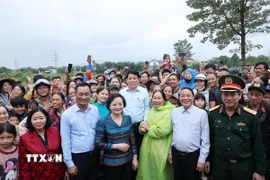 Chủ tịch nước Lương Cường với nhân dân vùng lũ lụt, bị ngập nước xã Gò Nổi. (Ảnh: Lâm Khánh/TTXVN)