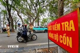 Cảnh sát Giao thông Hà Nội duy trì kiểm soát nồng độ cồn trong dịp Tết Nguyên đán. (Ảnh: Trung Nguyên/TTXVN)