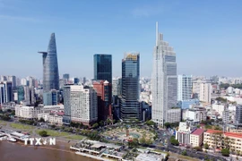 Nhiều cao ốc mới hình thành đan xen khu dân cư hiện hữu, tượng đài Trần Hưng Đạo (công viên Mê Linh, Quận 1), sông Sài Gòn. (Ảnh: Thanh Vũ/TTXVN)