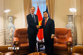 Đại sứ Việt Nam tại Pháp Trịnh Đức Hải và ông Benoit Clocheret, Phó Chủ tịch MEDEF International đồng thời là Chủ tịch Hội đồng Doanh nghiệp Pháp-Việt và Chủ tịch điều hành Tập đoàn Artelia. (Ảnh: Ngọc Hiệp/TTXVN)
