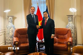 Đại sứ Việt Nam tại Pháp Trịnh Đức Hải và ông Benoit Clocheret, Phó Chủ tịch MEDEF International đồng thời là Chủ tịch Hội đồng Doanh nghiệp Pháp-Việt và Chủ tịch điều hành Tập đoàn Artelia. (Ảnh: Ngọc Hiệp/TTXVN)
