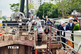 Chủ tịch Ủy ban Nhân dân thành phố Hà Nội Vũ Đại Thắng dẫn đầu Đoàn công tác kiểm tra, động viên và chúc Tết cán bộ, kỹ sư, công nhân tại một số công trường thi công các dự án chống úng ngập trọng điểm trên địa bàn. (Ảnh: Trung Nguyên/TTXVN)