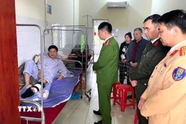 Đại tá Ma Quang Trung, Phó Giám đốc Công an tỉnh Tuyên Quang, thăm hỏi, động viên Thiếu tá Nguyễn Văn Đông, cán bộ Cảnh sát giao thông bị thương khi làm nhiệm vụ, đang điều trị tại Trung tâm y tế khu vực Hàm Yên. (Ảnh: TTXVN phát)