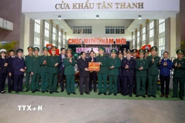 Thủ tướng Phạm Minh Chính đến thăm, chúc Tết các lực lượng làm nhiệm vụ tại cửa khẩu Tân Thanh (Lạng Sơn). (Ảnh: Dương Giang/TTXVN)