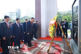 Tổng Bí thư Tô Lâm đặt vòng hoa tại Đài tưởng niệm Cố Quốc vương Campuchia Norodom Sihanouk. (Ảnh: Dương Giang/TTXVN)