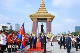 Tổng Bí thư Tô Lâm đến đặt vòng hoa tại Đài tưởng niệm Cố Quốc vương Campuchia Norodom Sihanouk. (Ảnh: Dương Giang/TTXVN)