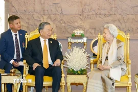 Tổng Bí thư Tô Lâm tặng quà lưu niệm cho Hoàng thái hậu Norodom Monineath Sihanouk. (Ảnh: Thống Nhất/TTXVN)
