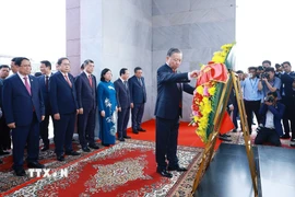 Tổng Bí thư Tô Lâm và đoàn đại biểu cấp cao Việt Nam đến đặt vòng hoa tại Đài Độc lập. (Ảnh: Dương Giang/TTXVN)