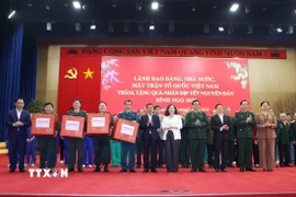 Thường trực Ban Bí thư Trần Cẩm Tú cùng các đồng chí lãnh đạo Trung ương trao quà cho lực lượng vũ trang và lãnh đạo bệnh viện tỉnh Lào Cai. (Ảnh: Phương Hoa/TTXVN)