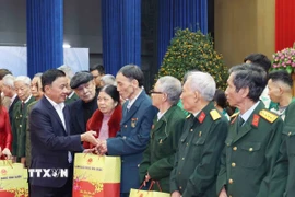 Thường trực Ban Bí thư Trần Cẩm Tú trao quà cho các gia đình chính sách, người có công tỉnh Lào Cai. (Ảnh: Phương Hoa/TTXVN)