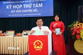 Các đại biểu bỏ phiếu bầu bổ sung Phó Chủ tịch Hội đồng Nhân dân Thành phố và Ủy viên Ủy ban Thành phố khóa X. (Ảnh: Xuân Khu/TTXVN)