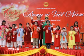 Đại sứ Phạm Việt Hùng và phu nhân Hồ Thị Thu Trang cùng các cháu thiếu nhi là con em cán bộ nhân viên Đại sứ quán. (Ảnh: Đỗ Sinh/TTXVN)