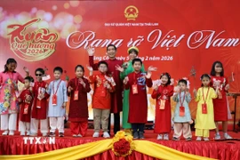 Đại sứ Phạm Việt Hùng và phu nhân Hồ Thị Thu Trang cùng các cháu thiếu nhi là con em cán bộ nhân viên Đại sứ quán. (Ảnh: Đỗ Sinh/TTXVN)