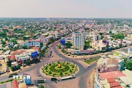 Con thuyền vươn ra biển - biểu tượng của vùng Đất Mũi Cà Mau bên cạnh Cột cờ Hà Nội. (Ảnh: Thế Anh/TTXVN)