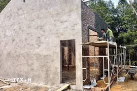 Xóa nhà tạm tại xã Nghiên Loan, huyện Pác Nặm, Bắc Kạn. (Ảnh: Nguyễn Công Hải/TTXVN)