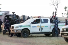 Các sỹ quan cảnh sát đứng gác bên ngoài một trường học ở bang Kebbi, Nigeria, nơi các học sinh bị bắt cóc hồi đầu tuần. (Nguồn: AP)