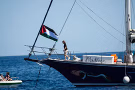 Nhà hoạt động môi trường Greta Thunberg lên thuyền Madleen trước khi ra khơi đến Gaza. (Nguồn: AP)