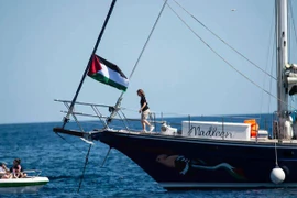 Nhà hoạt động môi trường Greta Thunberg lên thuyền Madleen trước khi ra khơi đến Gaza. (Nguồn: AP)
