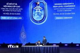 Bộ trưởng Bộ Công an Việt Nam Lương Tam Quang ký Công ước của Liên hợp quốc về Chống tội phạm mạng. (Ảnh: Phương Hoa/TTXVN)