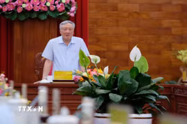 Ủy viên Bộ Chính trị, Phó Thủ tướng Thường trực Nguyễn Hòa Bình phát biểu chỉ đạo tại buổi làm việc với Ban thường vụ Tỉnh ủy Lâm Đồng tối 14/7. (Ảnh: Nguyễn Dũng/TTXVN)