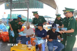 Bộ đội Biên phòng Gành Hào tuyên truyền, hướng dẫn ngư dân thực hiện chống khai thác bất hợp pháp, không báo cáo, không theo quy định (IUU). (Ảnh: TTXVN phát)