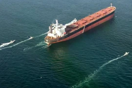 Các tàu thuyền đang di chuyển xung quanh một tàu chở dầu trong cuộc tập trận quân sự của các thành viên IRGC và hải quân tại eo biển Hormuz. (Nguồn: AFP)