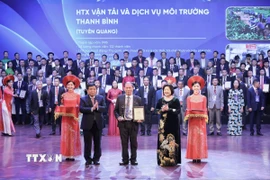 Phó Thủ tướng Nguyễn Chí Dũng và Chủ tịch Liên minh Hợp tác xã Việt Nam Cao Xuân Thu Vân trao giải "Ngôi sao Hợp tác xã" cho 100 hợp tác xã tiêu biểu. (Ảnh: Lương Hiếu/TTXVN phát)