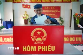 Cử tri bỏ phiếu tại tổ bầu cử số 15, xã Núi Thành, thành phố Đà Nẵng. (Ảnh: Đoàn Hữu Trung TTXVN)