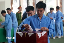 Các cử tri tại Cơ sở cai nghiện ma túy số 1 tỉnh Thanh Hóa thuộc Tổ bầu cử số 2, thôn Kim Sơn, xã Trung Chính phấn khởi bỏ phiếu bầu cử. (Ảnh: Việt Hoàng/TTXVN)
