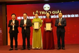 Ban tổ chức trao giải A cho các nhóm tác giả có tác phẩm truyền thanh cơ sở tuyên truyền về chuyển đổi số xuất sắc. (Ảnh: Hoàng Ngà/Vietnam+)