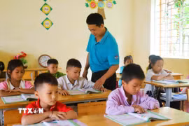 Giáo viên Điểm trường Tiểu học bản Na Ngân (thuộc Trường Phổ thông dân tộc bán trú Tiểu học Nga My, tỉnh Nghệ An). (Ảnh: Xuân Tiến/TTXVN)