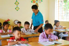 Giáo viên Điểm trường Tiểu học bản Na Ngân (thuộc Trường Phổ thông dân tộc bán trú Tiểu học Nga My, tỉnh Nghệ An). (Ảnh: Xuân Tiến/TTXVN)
