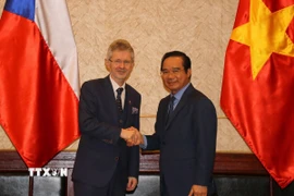 Chủ tịch Thượng viện Quốc hội Cộng hòa Séc Milos Vystrcil với Chủ tịch Ủy ban Nhân dân Thành phố Hồ Chí Minh Nguyễn Văn Được (phải) tại buổi tiếp. (Ảnh: Thanh Vũ/TTXN)