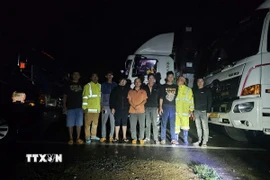 Những lái xe được lực lượng Cảnh sát Giao thông giải cứu sau 2 ngày mắc kẹt trên đèo Khánh Lê. (Ảnh: TTXVN phát)