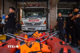 Lực lượng cứu hộ chuẩn bị sẵn sàng ứng phó với bão Fung-Wong tại Quezon, Philippines. (Ảnh: AA/TTXVN)