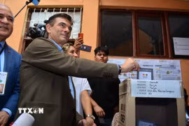 Ông Rodrigo Paz bỏ phiếu tại điểm bầu cử ở Tarija, Bolivia ngày 19/10. (Ảnh: THX/TTXVN)