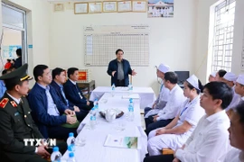 Thủ tướng Phạm Minh Chính nói chuyện với cán bộ bác sỹ, y sỹ trạm y tế xã Yên Khương. (Ảnh: Dương Giang/TTXVN)