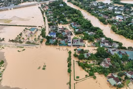 Nhà dân ở thôn Thống Nhất, xã Cẩm Duệ, huyện Cẩm Xuyên bị ngập do trận mưa từ đêm 24/5 đến rạng sáng 25/5. (Ảnh: Hữu Quyết/TTXVN)