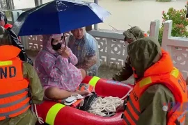 Công an Đắk Lắk vượt lũ đưa sản phụ đến Trạm Y tế an toàn