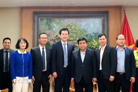 Phó Thủ tướng Nguyễn Chí Dũng chụp ảnh chung cùng đoàn công tác Tập đoàn Qualcomm. (Ảnh: Chu Thanh Vân/TTXVN)