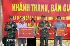 Bộ Chỉ huy Quân sự tỉnh Điện Biên tặng quà các hộ dân vùng lũ. (Ảnh: TTXVN phát)