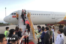 Du khách Trung Quốc xuống máy bay, bắt đầu chuyến tham quan, nghỉ dưỡng tại Khánh Hòa. (Ảnh: Tiên Minh/TTXVN)