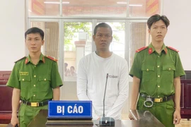 Bị cáo Thạch Điền (giữa) tại tòa. (Ảnh: Công an cung cấp)