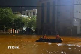 Trong đêm, lực lượng cứu hộ, cứu nạn vẫn tích cực hoạt động vì sự an toàn cho người dân. (Ảnh: Quốc Đạt/TTXVN)