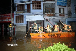 Lực lượng cán bộ chiến sỹ Bộ Chỉ huy Quân sự tỉnh Lạng Sơn và Quân khu 1 thường trực tại xã Thất Khê, tỉnh Lạng Sơn trong đêm để hỗ trợ nhân dân. (Ảnh: Văn Đạt/TTXVN)