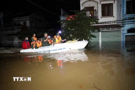 Lực lượng cán bộ chiến sỹ Bộ Chỉ huy Quân sự tỉnh Lạng Sơn và Quân khu 1 thường trực tại xã Thất Khê, tỉnh Lạng Sơn trong đêm để hỗ trợ nhân dân. (Ảnh: Văn Đạt/TTXVN)